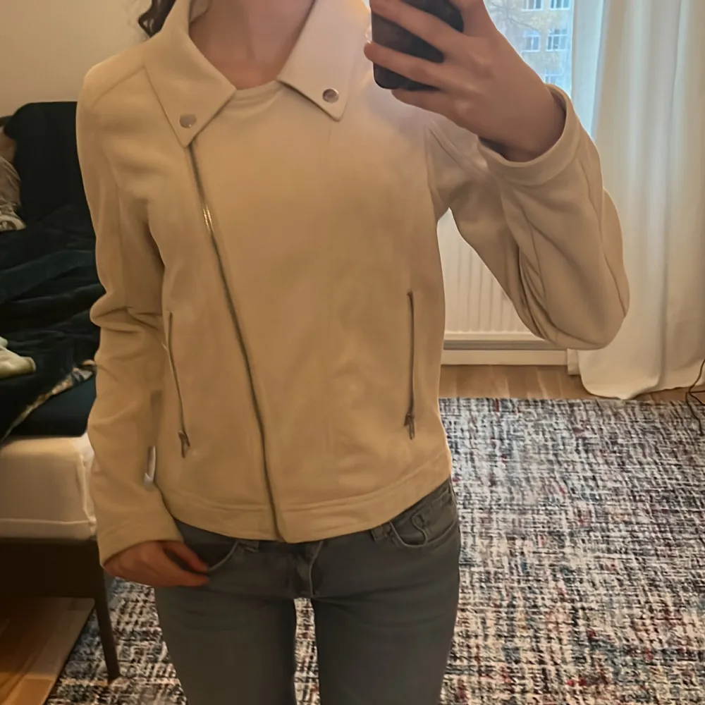 Köpte den för ungefär 6 år sedan men endast använt en gång. Jackan är i storlek 170 men passar bra för dig som har xs/s ❤️ hör av dig ifall du är intresserad 🫶. Takit.