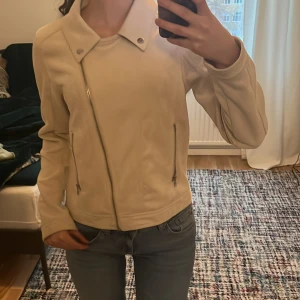 Jacka säljs - Köpte den för ungefär 6 år sedan men endast använt en gång. Jackan är i storlek 170 men passar bra för dig som har xs/s ❤️ hör av dig ifall du är intresserad 🫶