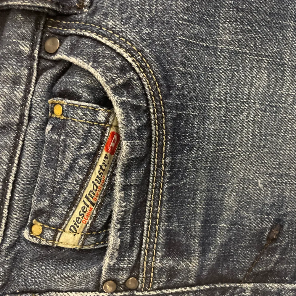 Sjukt snygga lågmidjade diesel jeans som tyvärr it passa. De e lite slitna där vid lapp saken. Men annars så finns det inga andra sidoeffekter. De är små i storlek. skulle säga de här passar ngn som e 34/36 i storlek. Går att diskutera priset💗. Jeans & Byxor.