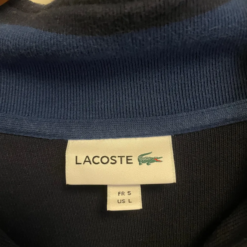 Tja, säljer en riktigt fet half zip från märket Lacoste i storlek L Den är i nyskick och är knappast använd. Hör gärna av dig om du har några funderingar. Priset är inte hugget i sten 🙌🙌. Tröjor & Koftor.