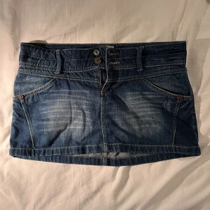 Jeanskjol - Superfin lågmidjad jeanskjol! Midjemått: 43 cm, 31 cm lång🩷I perfekt skick!