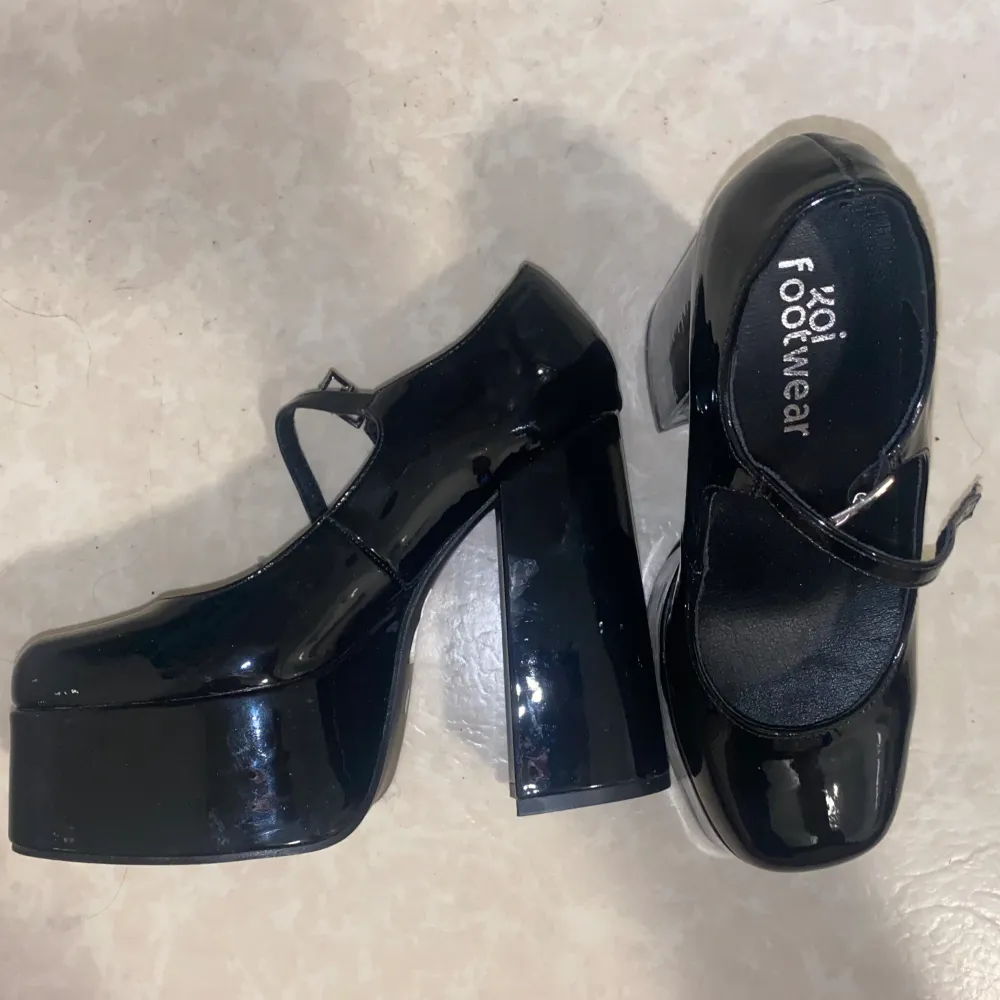 Mary Janes liknande skor från Koi Footwear, storlek 36-37(size 4), säljer dem då de är för små för mig, har använt dem någon gång men är i väldigt bra skick!. Skor.