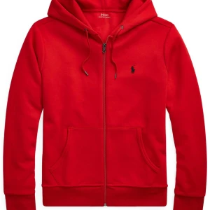 Röd Polo Ralph Lauren Zip Hoodie - En röd polo Ralph Lauren Zip Tröja i storlek M. Tröjan är knappt använd för den var för stor