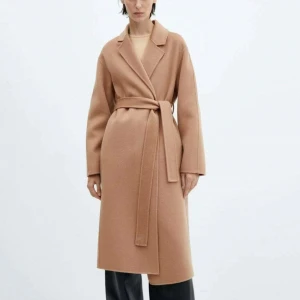 Mango kappa medium brown  - Jätte snygg kappa i storlek XS från Mango. Passar även S. Använd en gång, är som ny. Kostade 1799. Säljer för 500kr. 