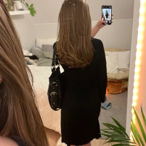 Svart klänning swedish design - Svart klänning i bra skick från lingon & blåbär swedish design i storlek 160/S 🩷 superfin festklänning till kvällar 🩷🩷