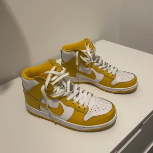 Nike Dunk High Dark Sulfur - Ett par fina skor som är som nya, använda 2ggr. Inköpta i Dubai, saknar kvitto och box. Är detta viktigt för dig så får du leta vidare. Kan skicka fler bilder om så önskas! Hämtas i Nacka Strand eller fraktas mot tillkommande kostnad.