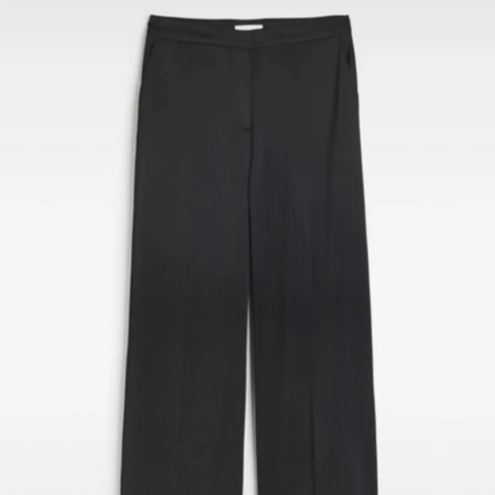 Svarta satinbyxor från Hm. Aldrig använda och lappen kvar. . Jeans & Byxor.