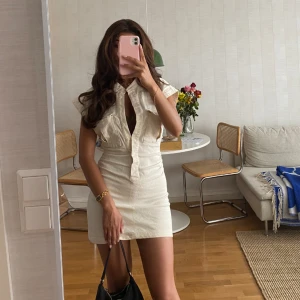 Klänning denim - Säljer en kort klänning i benvit denim, ursprungligen från Zara. Likadan som den jag har på mig på bilderna men i storlek S. Syns även på Bianca på sista två bilderna. I fint skick och knappt använd. Världens snyggaste!! 