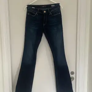 Snygga low bootcut jeans stl 27/34