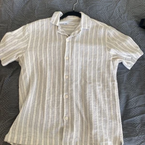 Zara skjorta - Snygg skjorta från Zara, nypris ca 400. Säljer den då jag har vuxit ur den. Storlek S men skulle säga att den passar M också.