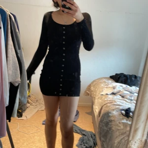 klänning  - säljer den här fest klänningen som är väldigt kort i storlek xs men passar även S säljer då jag inte använder den för den är för kort. kan sänka priset vid snabb affär 