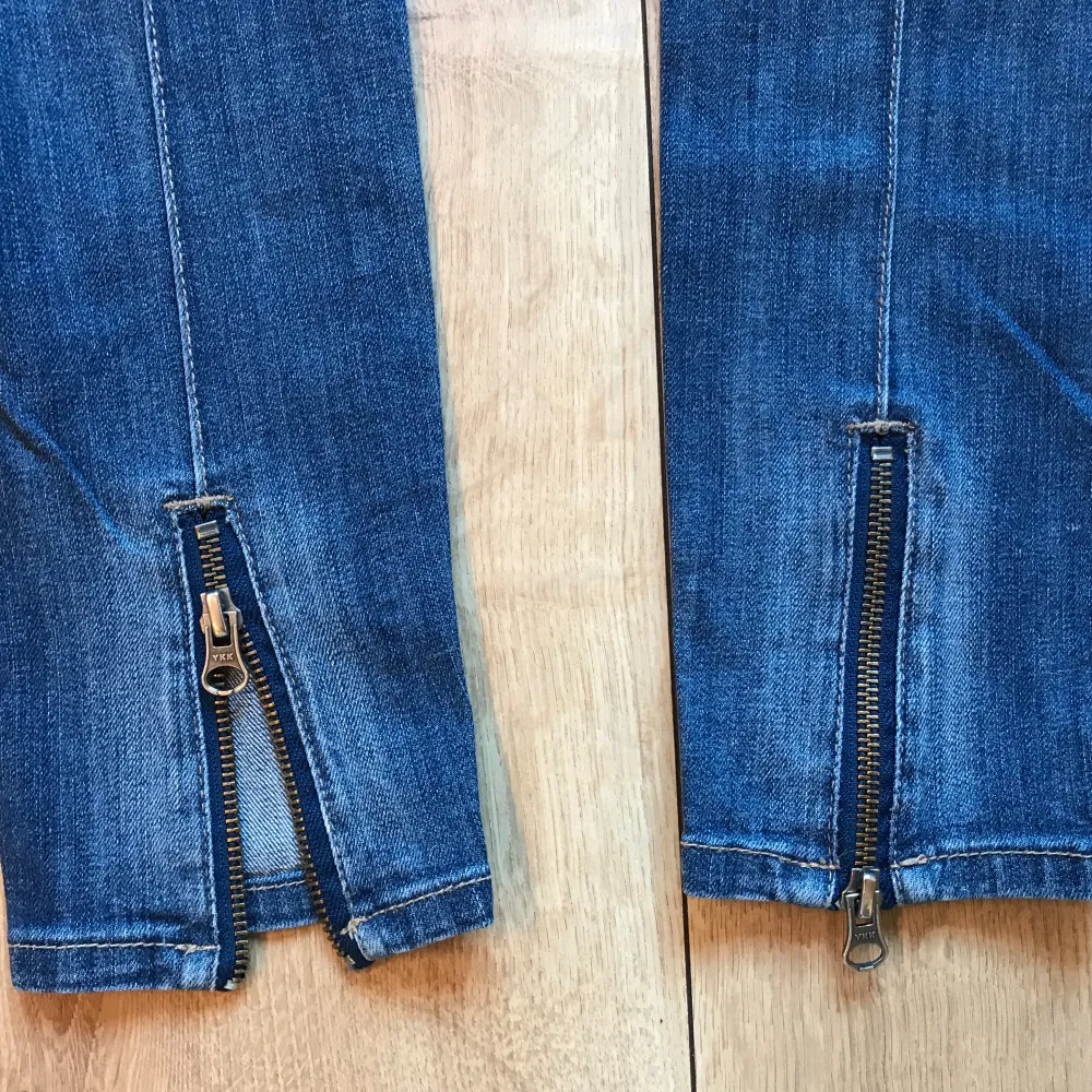 Inga hål eller fläckar Lite stretch i dom  Dragkedja baksida ben Dragkedjan vid fickorna kan öppnas, blir liten ficka. Jeans & Byxor.