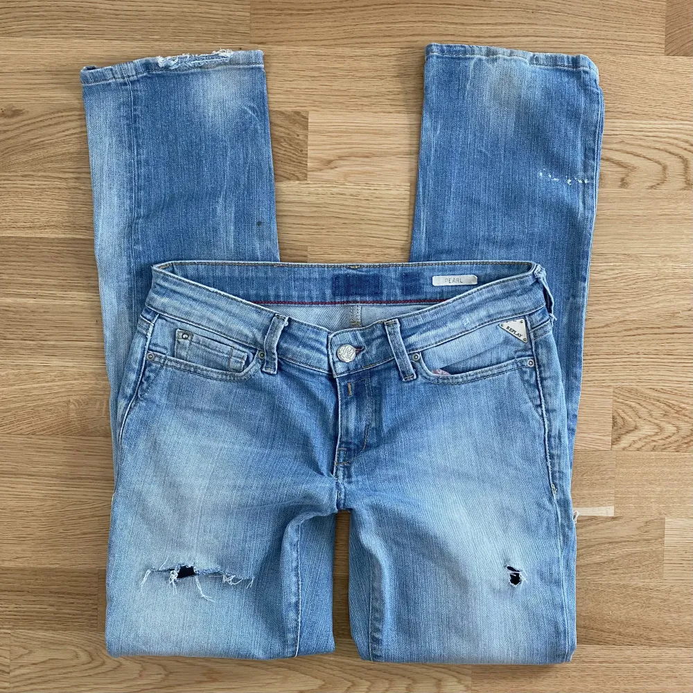 Skitballa jeans från Replay!!⭐️⭐️ Köpta secondhand och har gjort hålen själv💕💕 superfin färg 🩵 typ torkad målarfärg längst ner bak på ena benet, syns på näst sista bilden, typ en cool detalj!!. Jeans & Byxor.