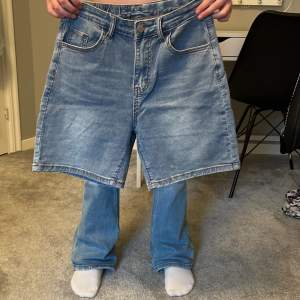 Ett par supersnygga jeansshorts, bara använda ett fåtal gånger och har inga tecken på användning. Pris kan diskuteras.