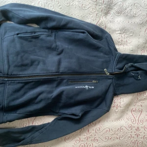 Sail Racing Hoddie - En riktigt schysst sail racing hoddie. Väldigt lite använd. Originalpris 1300kr