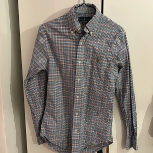 Ralph lauren skjorta  - Helt oanvänd Ralph lauren skjorta storlek xs och har ett nypris runt 1299kr. För ytligare frågor och funderingar kontakta gärna säljaren!