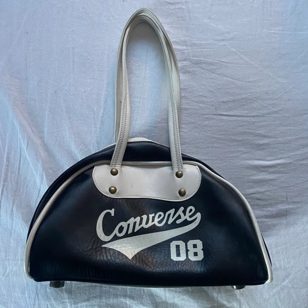 Asball och unik converse väska. Säljer då den inte kommer till användning. Pris går att diskutera. Väskor.