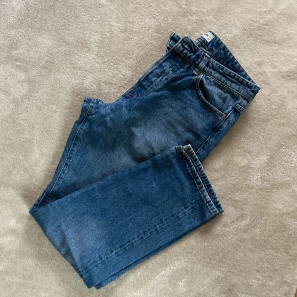 Blåa Jack and Jones jeans i st 31/30 (Chris-Loose fit). Skick 8/10 Pris 150kr. Jeans & Byxor.