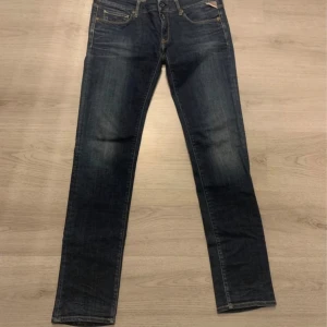 Replay jeans - Tja. Säljer nu dessa feta Replay jeans för endast 600 ny pris cirka 1800kr. Hör gärna av er vid frågor. 