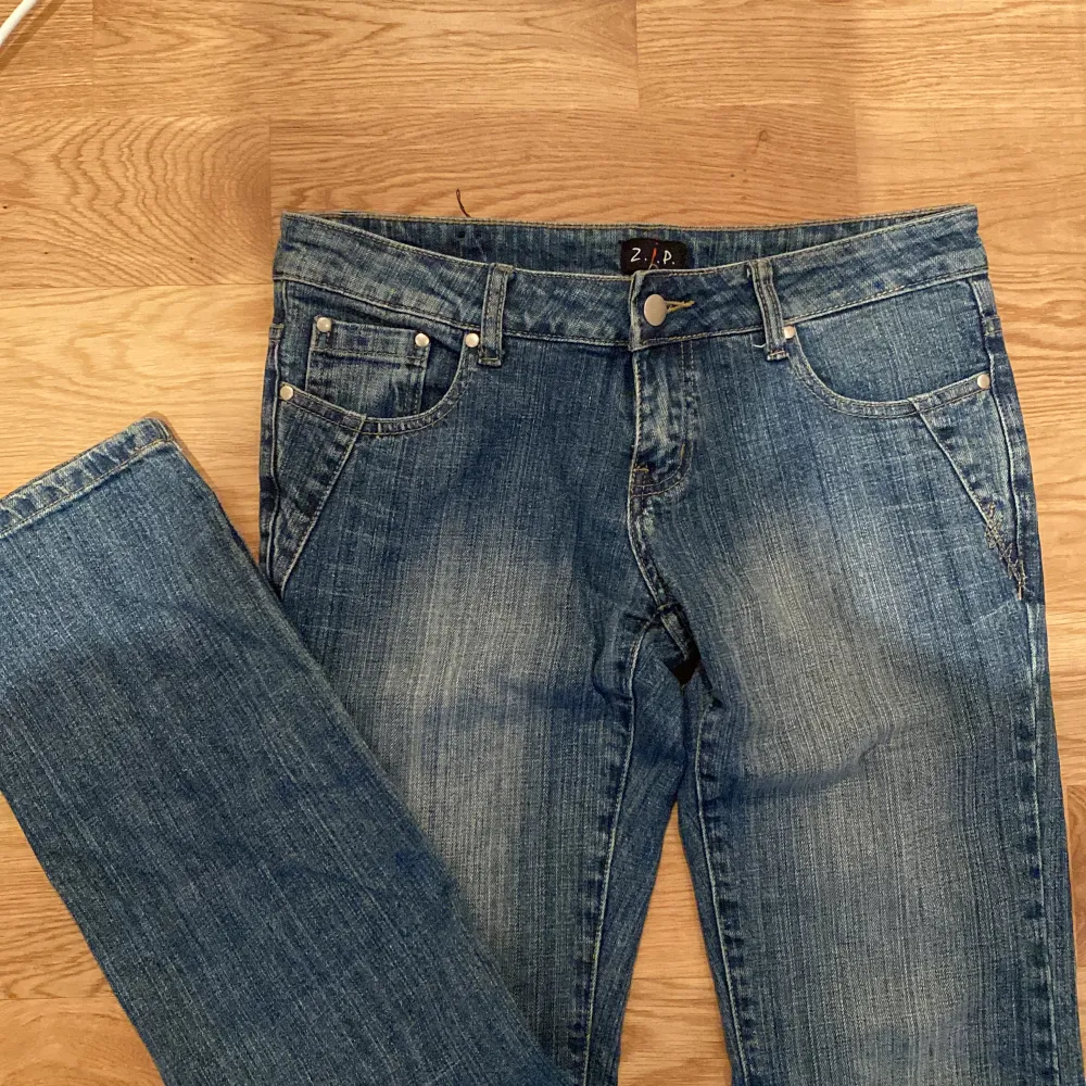 Lågmidjade jeans med en rak/bootcut modell, tyvärr för stora. Cool urtvättad blå färg. Stl 28/34. Jeans & Byxor.