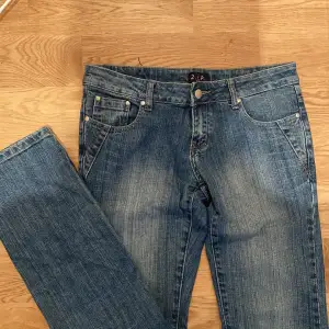 Lågmidjade jeans med en rak/bootcut modell, tyvärr för stora. Cool urtvättad blå färg. Stl 28/34