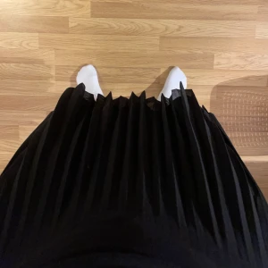 Plisserad lång/midikjol - Bra skick! Endast använd fåtal gånger!  Skicka ett meddelande vid frågor eller för mer bilder!🌼