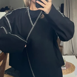 Jacka från Vero Moda  - Helt oanvänd jacka (bortsätt från testad) från Vero Moda. Storlek XS. Köpt för 749kr. 🫶🏼