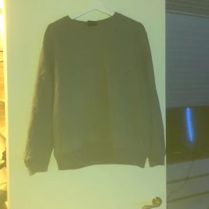 Sweatshirt  - En grå sweatshirt från hm då den är använd 2-5 gånger den är i storlek M, vill du ha specifikare bilder hör av dig 