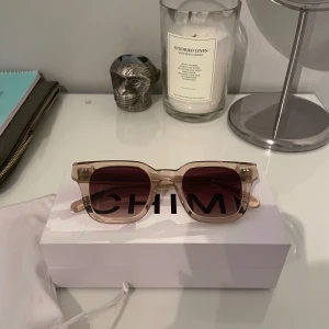 Chimi Solglasögon  - Super fräscha chimis i modell 04 som knappt är använda💕 Perfekt nu till sommaren! Alla tillbehör finns med!