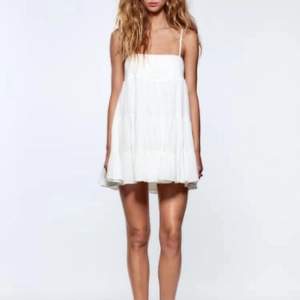 Säljer även denna fina vita klänning ifrån zara!  Denna har jag tyvärr växt ur och säljer pågrund av de💕 Pris kan diskuteras 💕