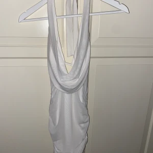 Oh polly klänning - Säljer denna jättefina nya oh polly klänningen som jag köpt här på Plick men som tyvärr var för liten för mig. Perfekt för studenten. Är i orginalförpackning.