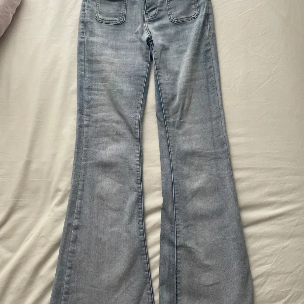 Nu säljer jag dessa jeans, då dem är alldeles för korta för mig (172). Dem är lite slitna längst ner, men inget som skadar. Köpte precis dessa jeansen här på Plick så jag har bara provat dem.dem är i storlek Xs, hör gärna av er om ni har flera frågor. Jeans & Byxor.