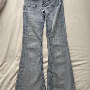 Nu säljer jag dessa jeans, då dem är alldeles för korta för mig (172). Dem är lite slitna längst ner, men inget som skadar. Köpte precis dessa jeansen här på Plick så jag har bara provat dem.dem är i storlek Xs, hör gärna av er om ni har flera frågor