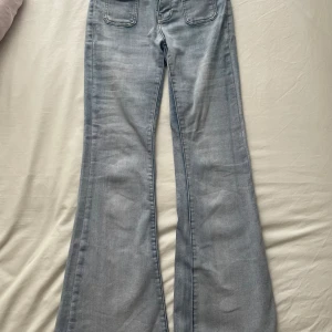 Lågmidjade jeans - Nu säljer jag dessa jeans, då dem är alldeles för korta för mig (172). Dem är lite slitna längst ner, men inget som skadar. Köpte precis dessa jeansen här på Plick så jag har bara provat dem.dem är i storlek Xs, hör gärna av er om ni har flera frågor
