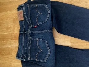 Lågmidjade jeans - Säljer dessa straight fit jeans ifrån Levis i mörkare blå eftersom de inte passar mig längre ❤️