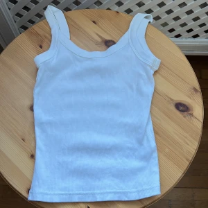 Ribbat linne - Ribbat vitt linne i strl xs. Fint skick!