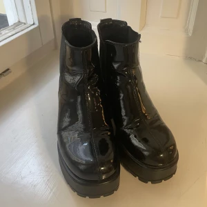 Lackade ankelboots  - Säljer mina lackade ankelboots från vagabond. Skorna är generellt i bra skick men har lite slitage bland annat på tån dock inget man märker om man inte står nära och inspekterar. 