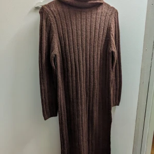 Brun stickad midiklänning - Aldrig använd, endast testad. Slits på höger sida