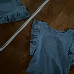 Volangtopp - Ljusblå volangtoo från Zara 