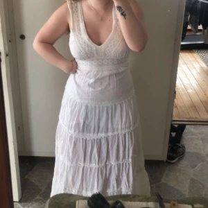 Lång sommarklänning - Säljer denna super fina och unika sommarklänningen, som är en långklänning med djup u-rigning!💓