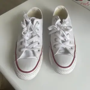 Låga vita converse i storlek 35