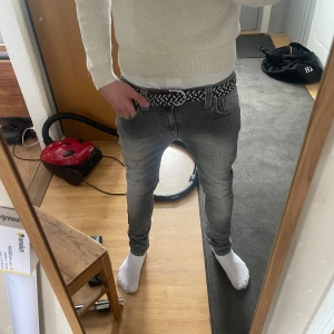 Nudie jeans - Säljer dessa Nudie jeans då dom är lite små för mig. Skicket är 10/10 pga aldrig använda🤩 