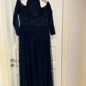 Klänning  - Festklänning/ balklänning från ASOS. Använd 1 gång. Storlek 44