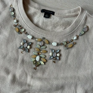 Sweatshirt Ann Taylor - Sweatshirt med stenar/diamnter  Fint skick, lite ytludd.  