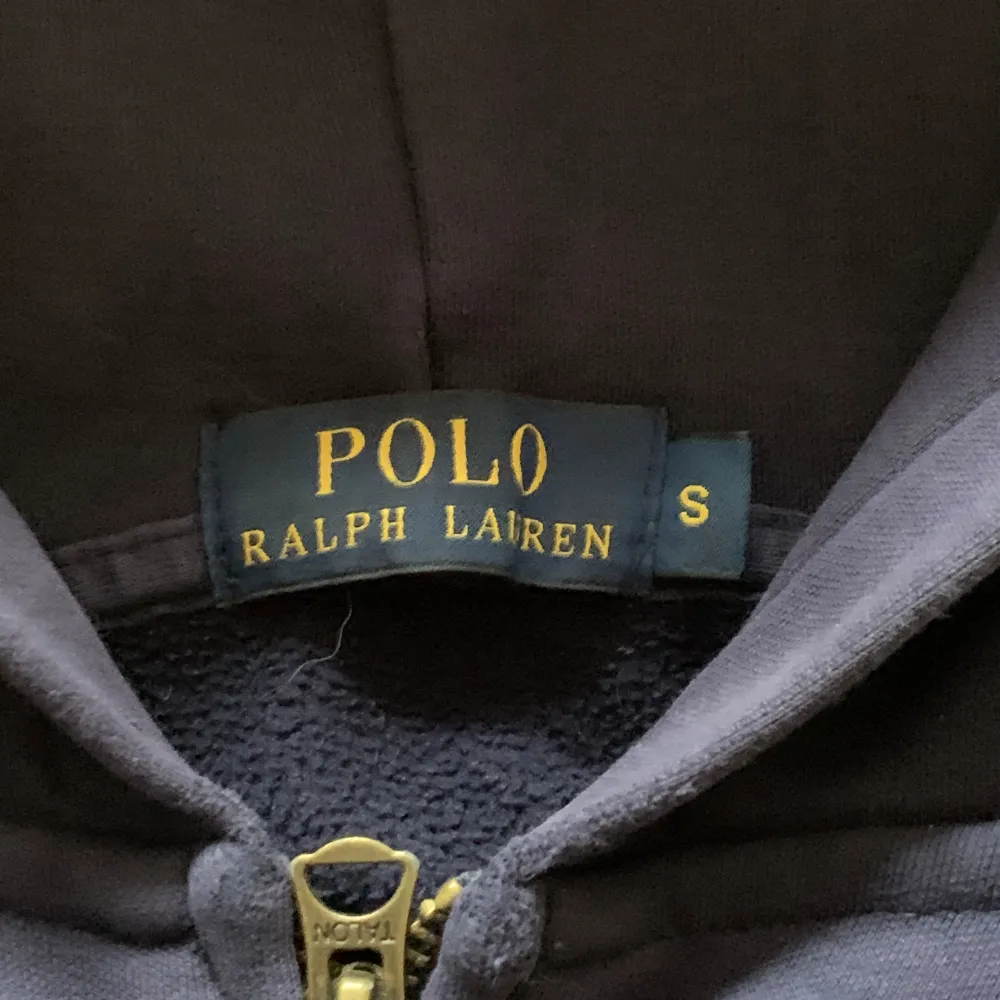 För fet polo zip up jag säljer pga av att den är lite för liten för mig. Den är inte i bästa skick men skulle säga 7/10. Kom dm för bild på defekter. Pris kan diskuteras vid snabb affär.. Hoodies.