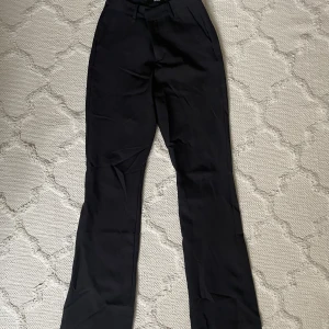 Bikbok kostymbyxa  - Bikbok Wilma kostymbyxa i stl 34. Skriv för fler frågor eller intresse 