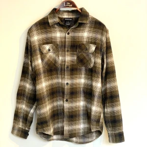 Flanellskjorta Burton - Flanellskjorta ifrån Burton. Storlek S, sitter bra och i riktigt bra skick. Färgen är en ljusare grön.