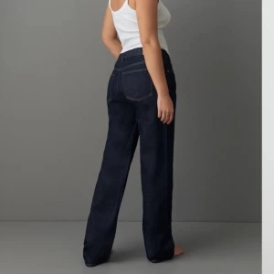 Mörk blå straight leg jeans  - Jättefina jeans som jag aldrig andvänt, köpte dessa för 3 veckor sen och jag har tappat bort kvittot så kan inte lämna tillbaka dem. Köpte dem för 499