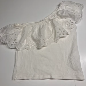 Linne/tröja  - Säljer denna tröja med volanger från zara kids! Storlek 152 men passar 164! Aldrig använt 🤍