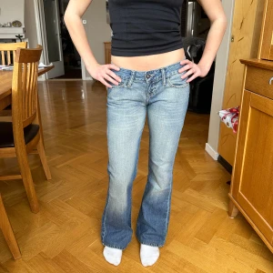 Lågmidjade jeans - Lågmidjade jeans utan fickor i bak vilket gör de super snygga och unika! Midjemåttet är cirka 37-38cm tvärs över och innerbenslängden 76cm. Bra skick! Skulle säga att de passar 34/36 och någob mellan 1,60-170cm lång❤️ Storlek W27 L34 står det i dem